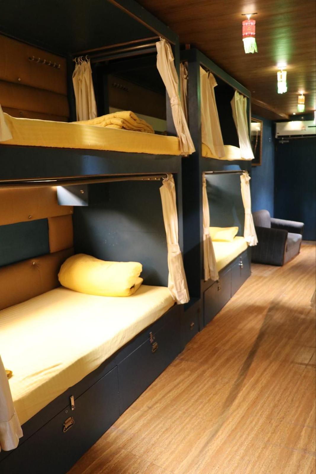 Sinhassan Dormitory Hostel Juhu Mumbai Ngoại thất bức ảnh